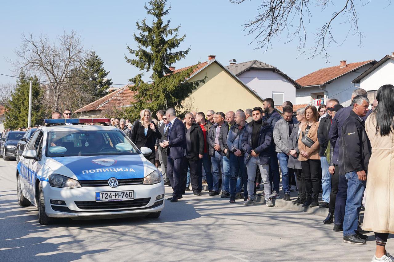 Prijedor: Pogreb Radenka Bašića, ubijenog načelnika kriminalističke policije Prijedor