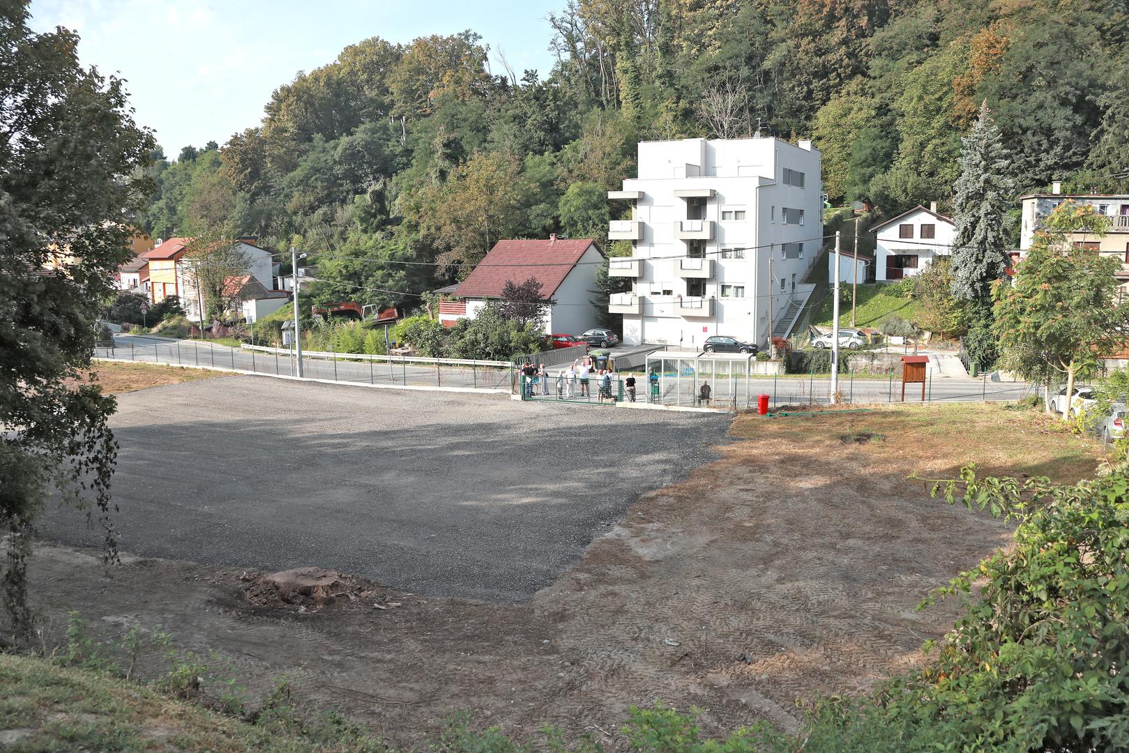 16.09.2020., Zagreb - Stanari ulice Crnomerec protive se izgradnji mobilnog reciklaznog dvorista. Napominju kako je nevjerojatno da ce ulaz biti preko skolske autobusne stanice te da nigdje nije izvjesena ploca koja opisuje radove. Optuzuju gradonacelnika Milana Bandica da se na svoju ruku bi bez prostornog plana te strucne studije i u blizini skole odlucio na takav potez. 
Photo: Sanjin Strukic/PIXSELL