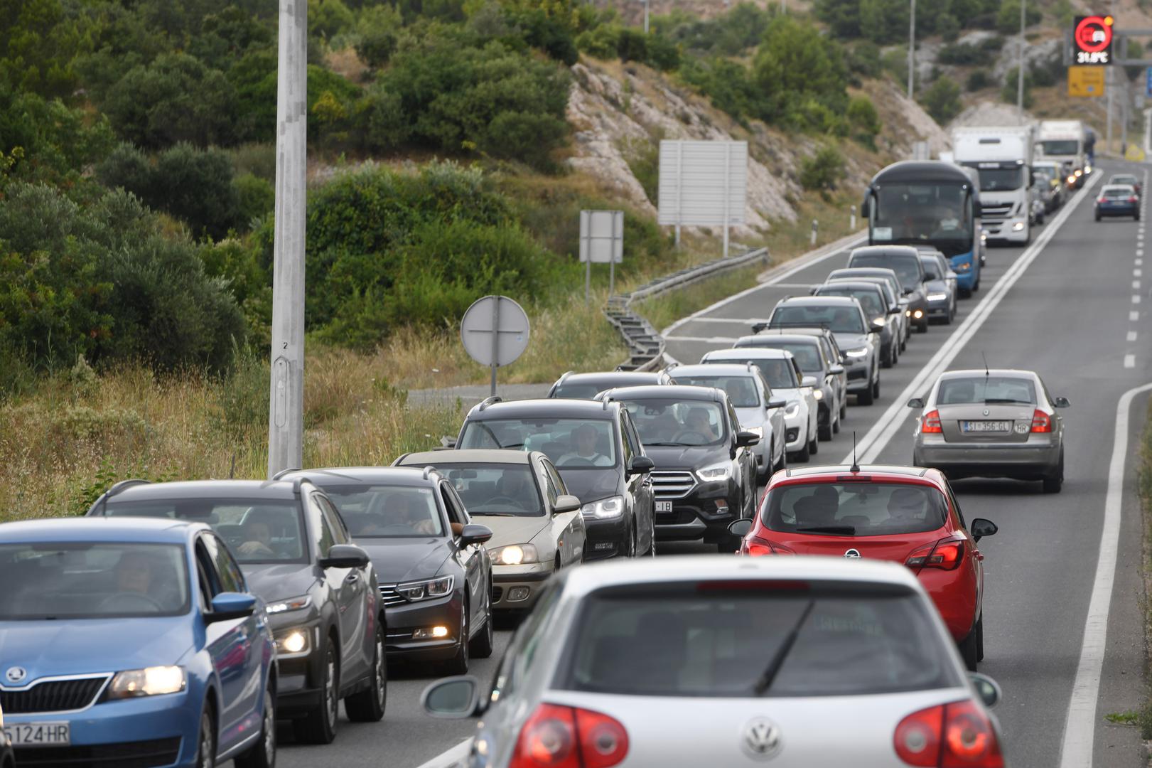 13.07.2023., Sibenik - Velike prometne guzve zbog pozara na sibenskoj obilaznici. Photo: Hrvoje Jelavic/PIXSELL