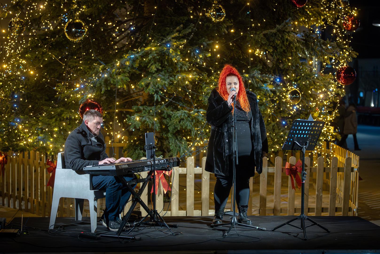 01.12.2024., Osijek - Paljenje prve svijece na adventskom vijencu ispred konkatedrale sv. Petra i Pavla. Svijecu je upalio djakovacko-osjecki nadbiskup Djuro Hranic. Photo: Davor Javorovic/PIXSELL