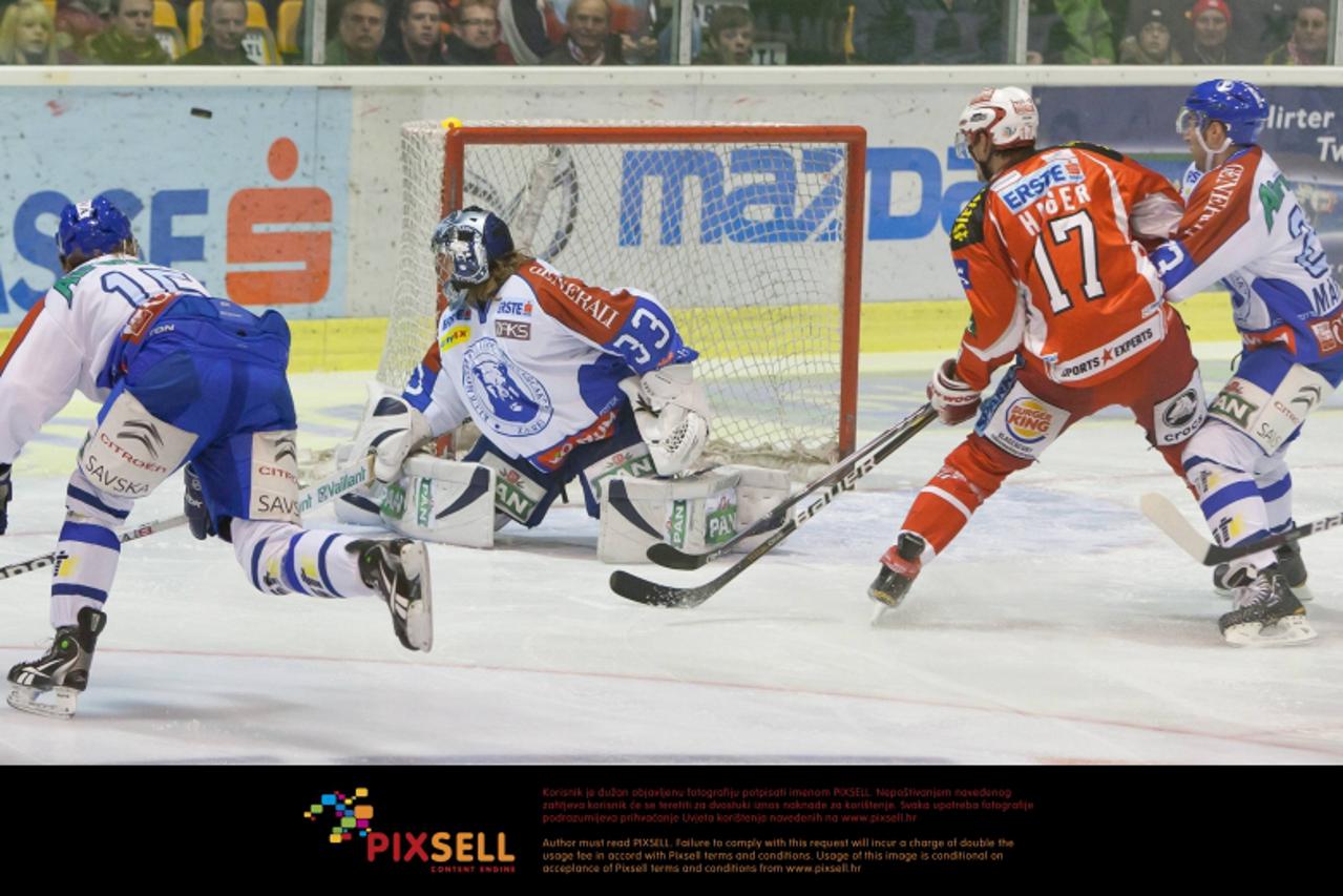 '02.12.2011, Stadthalle, Klagenfurt, AUT, EBEL, EC KAC vs KHL MEDVESCAK ZAGREB, im Bild Andy Sertich (Khl Medvescak  Zagreb, #15), Robert Kristan (Khl Medvescak  Zagreb, #33), Gregor Hager (Kac #17), 