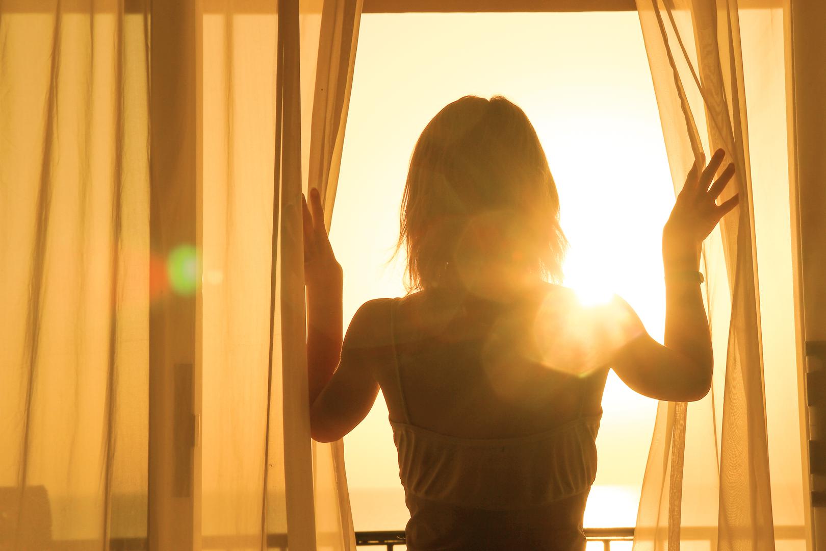 Svi znamo da bismo se trebali namazati kremom za sunčanje kad idemo vani u šetnju, piknik ili na sunčanje ljeti. Ali sunce je moćno – i vjerojatno ćete mu se puno puta izlagati, a da toga niste svjesni. To znači da može uzrokovati oštećenje kože čak i kada to najmanje očekujete. S obzirom na to da oštećenja od sunca mogu dovesti do raka i drugih ozbiljnih kožnih bolesti, zaštita od nepotrebnih zraka je od vitalnog značaja. Ali to je možda lakše reći nego učiniti. Evo nekih uobičajenih, ali neočekivanih načina na koje vam sunce može oštetiti kožu, piše Metro. 