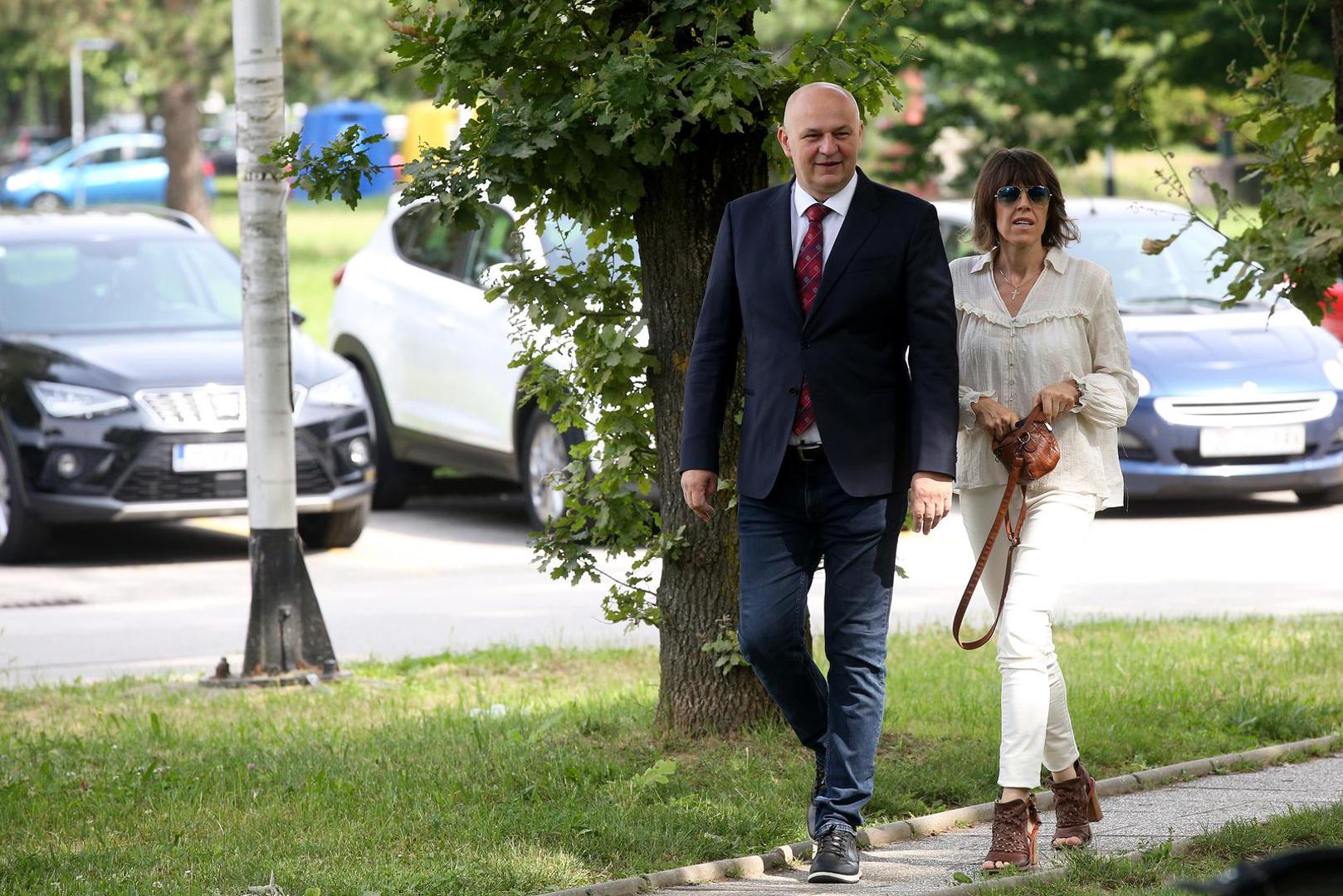 09.06.2024., Zagreb - Mislav Kolakusic, predsjednik stranke Pravo i Pravda i nositelj liste stranke Pravo i Pravda na izborima za Europski parlament glasao je na birackom mjestu 171. Dugave I. osnovne skole Dugave Photo: Zeljko Hladika/PIXSELL