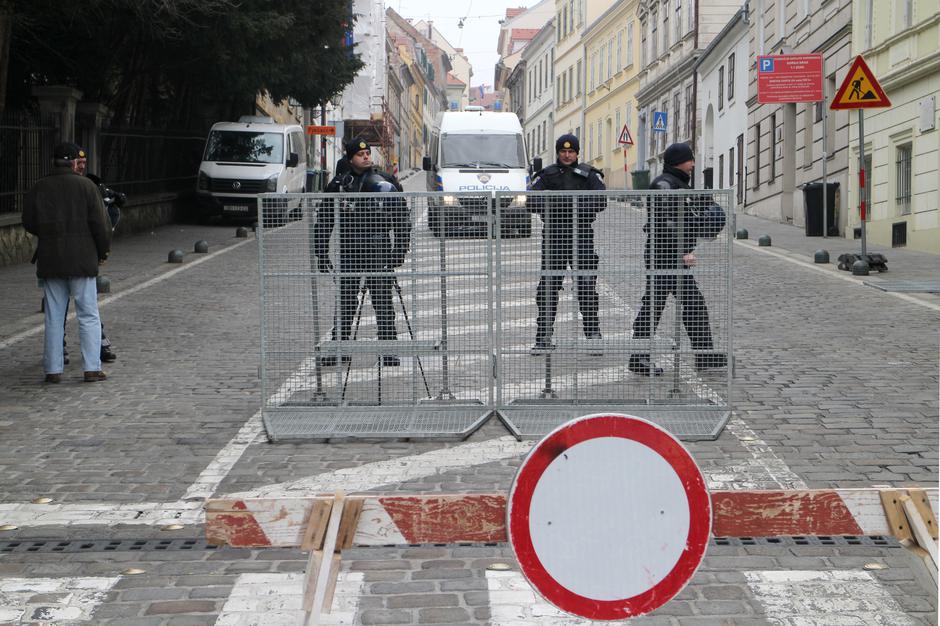 Policijsko osiguranje u zatvorenoj Mesničkoj ulici povodom dolaska Vučića