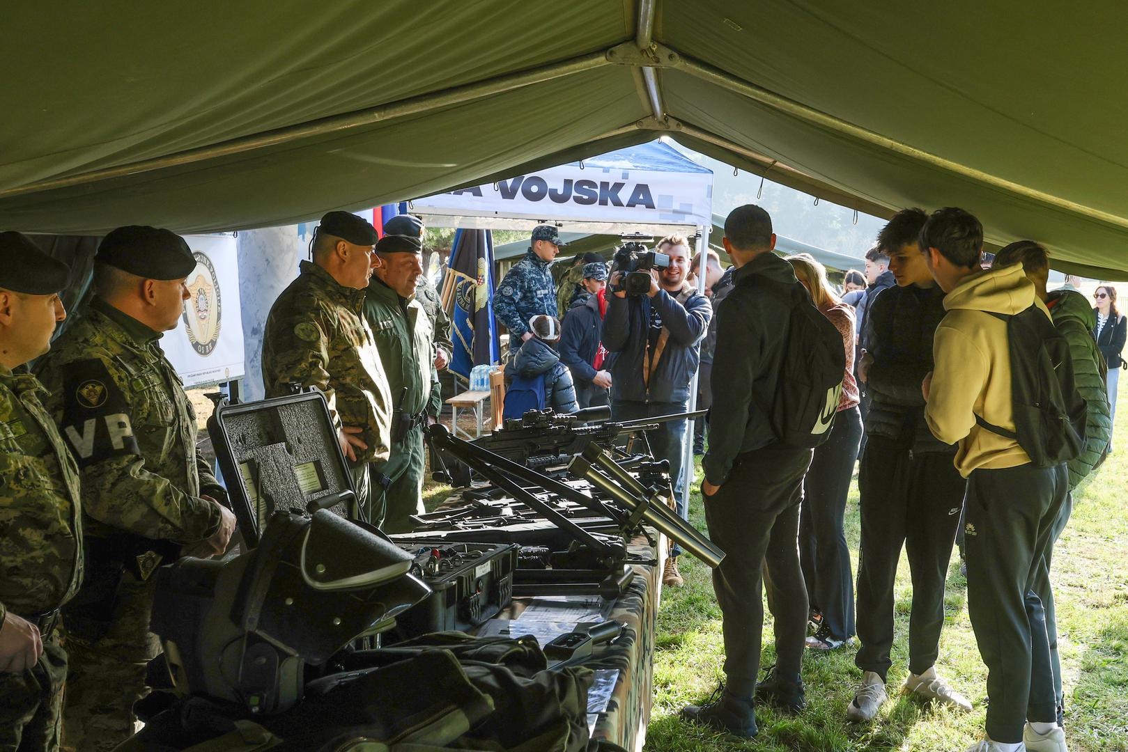 Program promocije vojnog poziva pod geslom “Postani hrvatski vojnik” uključuje i druženje posjetitelja s pripadnicima Hrvatske vojske te razgledavanje izložbe vojne opreme i naoružanja Oružanih snaga Republike Hrvatske.