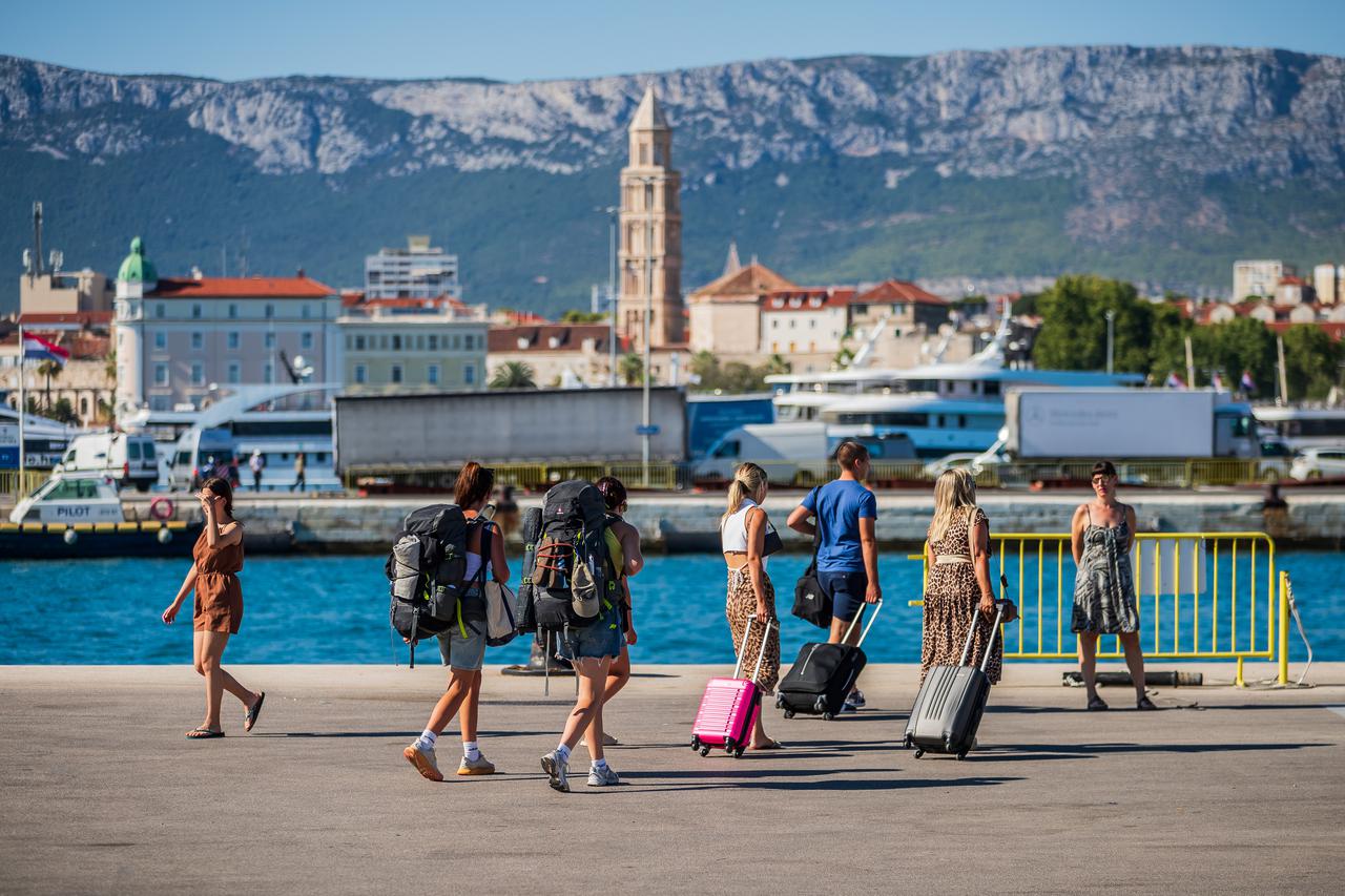 Split: Subotnja gužva u trajektnoj luci Split