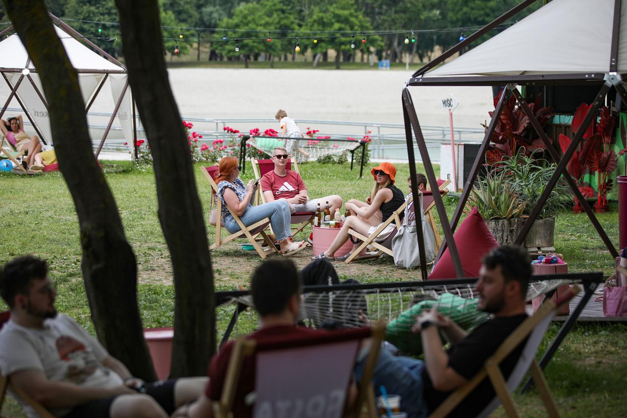 Zagreb: Građani uz jezero Bundek provode nedjelju u odmoru i roštiljanju