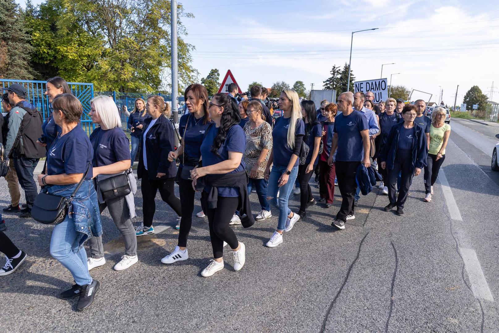 06.10.2023., Osijek - Radnici Drave International u koloni stigli ispred ulaza u tvornicu sa transparentima podrske vlasniku Zvonku Bedeu. Photo: Davor Javorovic/PIXSELL