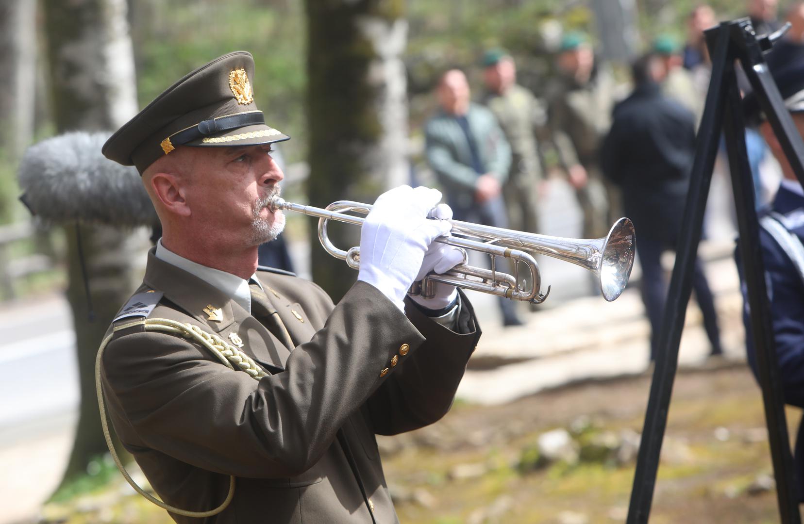 31.03.2024., Plitvicka jezera - Obiljezavanje 33. obljetnice pogibije prvog Hrvatskog redarstvenika Josipa Jovica. Ministri Davor Bozinovic i Tomo Medved, obitelj te brojni branitelji polaganjem vijenaca i paljenjem svijeca odali pocast. Photo: Kristina Stedul Fabac/PIXSELL