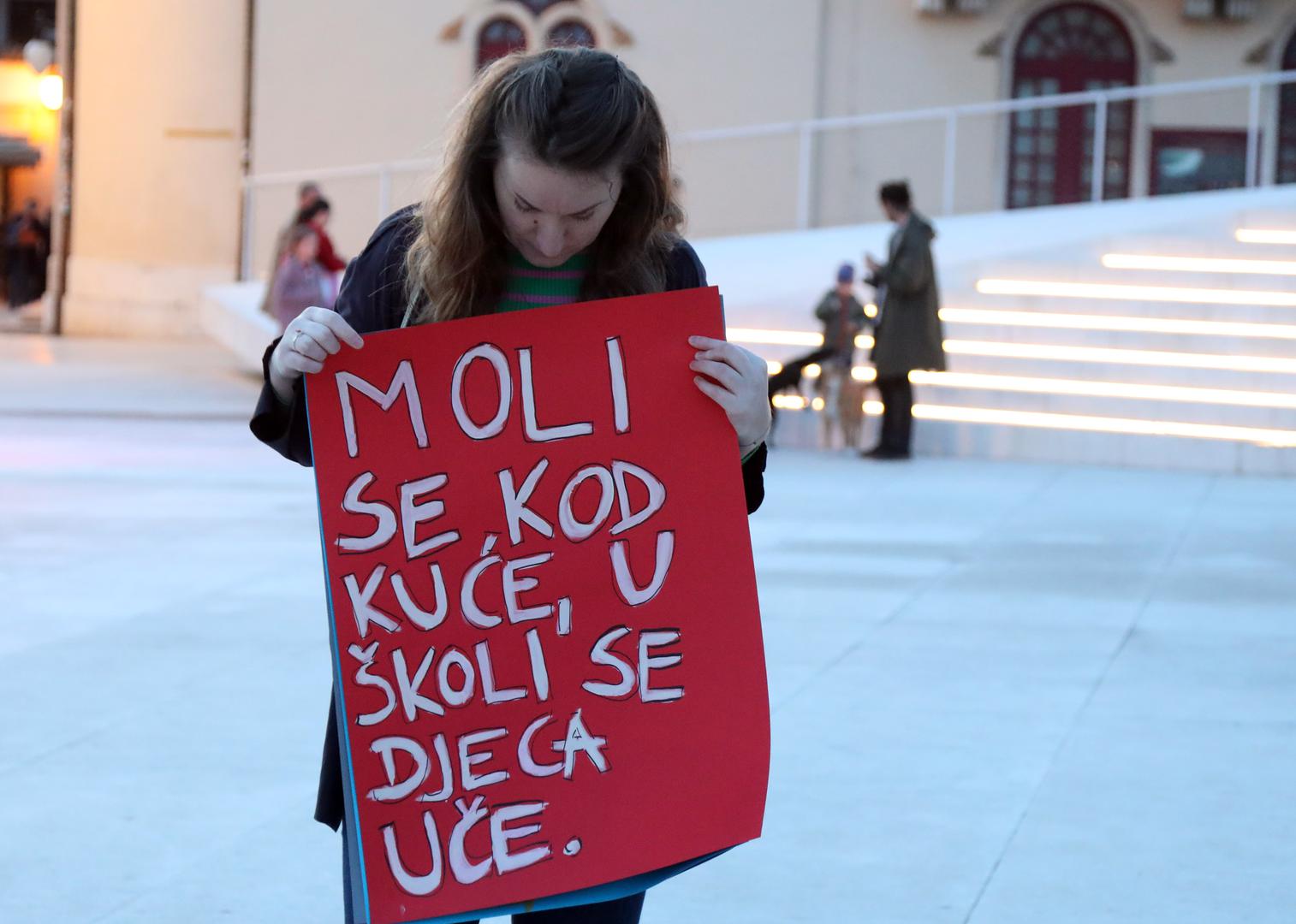 08.03.2024., Sibenik - Na Medjunarodni dan zena organizatori sibenske udruge mladih i KU Fotopoetika okupili su se na zajednicko obiljezavanje 8. marta na Trgu Poljana. Svoje vidjenje Medjunarodnog praznika Dana zena opisali su na  transparentima. Medju mnostvom zena nasao se i jedan muskarac koji se ne slaze sa njihovim i to je izrazio natpisom na transparentu. Photo: Dusko Jaramaz/PIXSELL