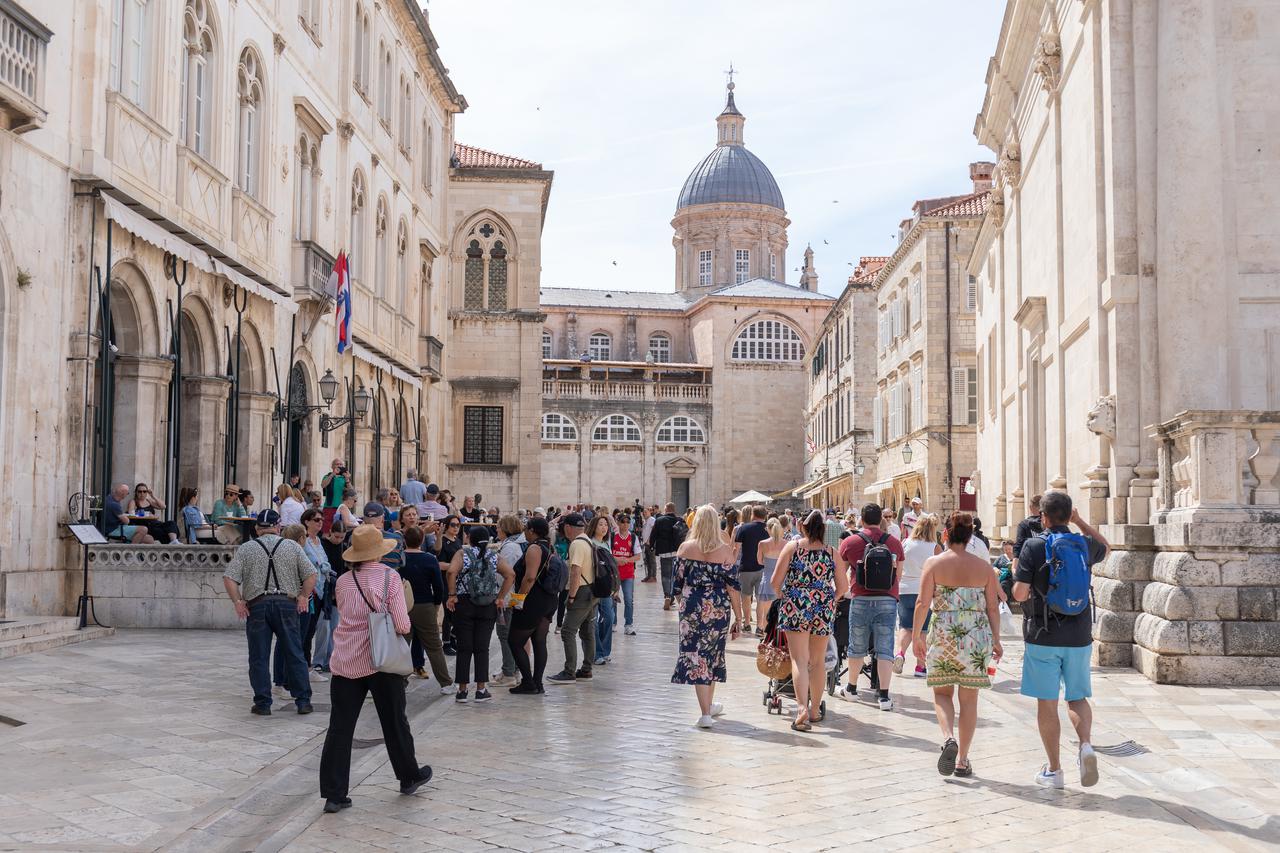 Velik broj turista uživa u ljepotama Dubrovnika