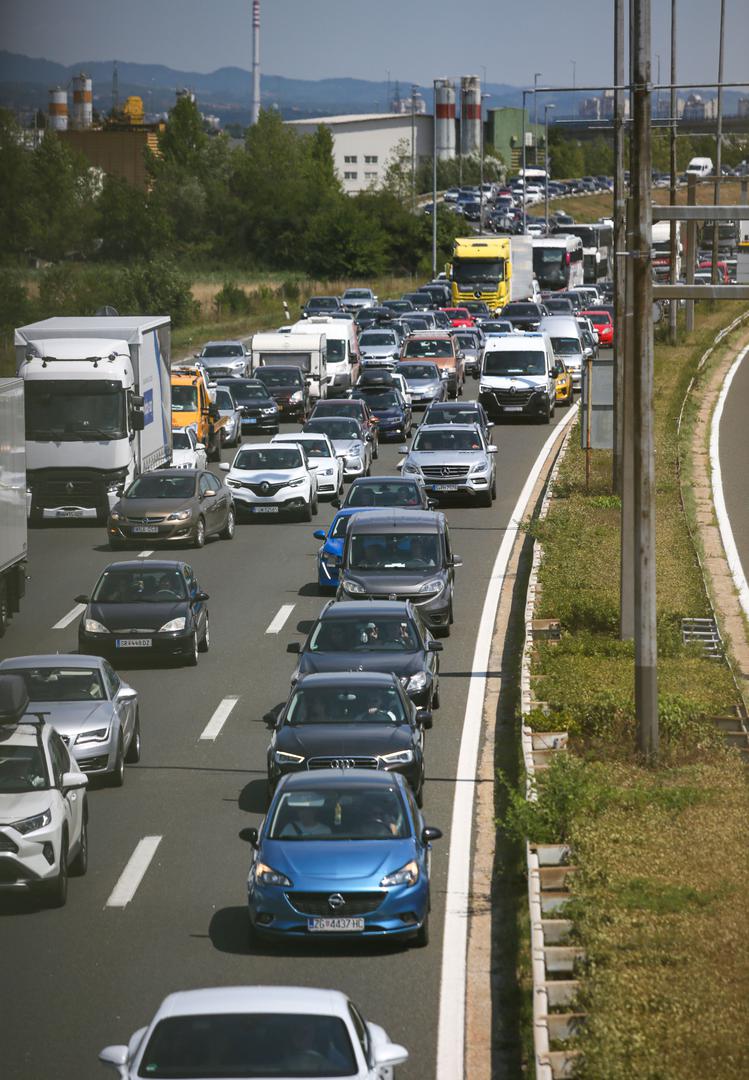 U koloni se mjestimično vozi između čvora Lučko i čvora Bosiljevo II u smjeru mora.