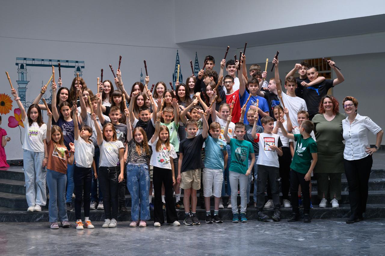 Zagreb: Učenici 4c razreda OŠ Otok na satu glazbenog sviraju blok flaute