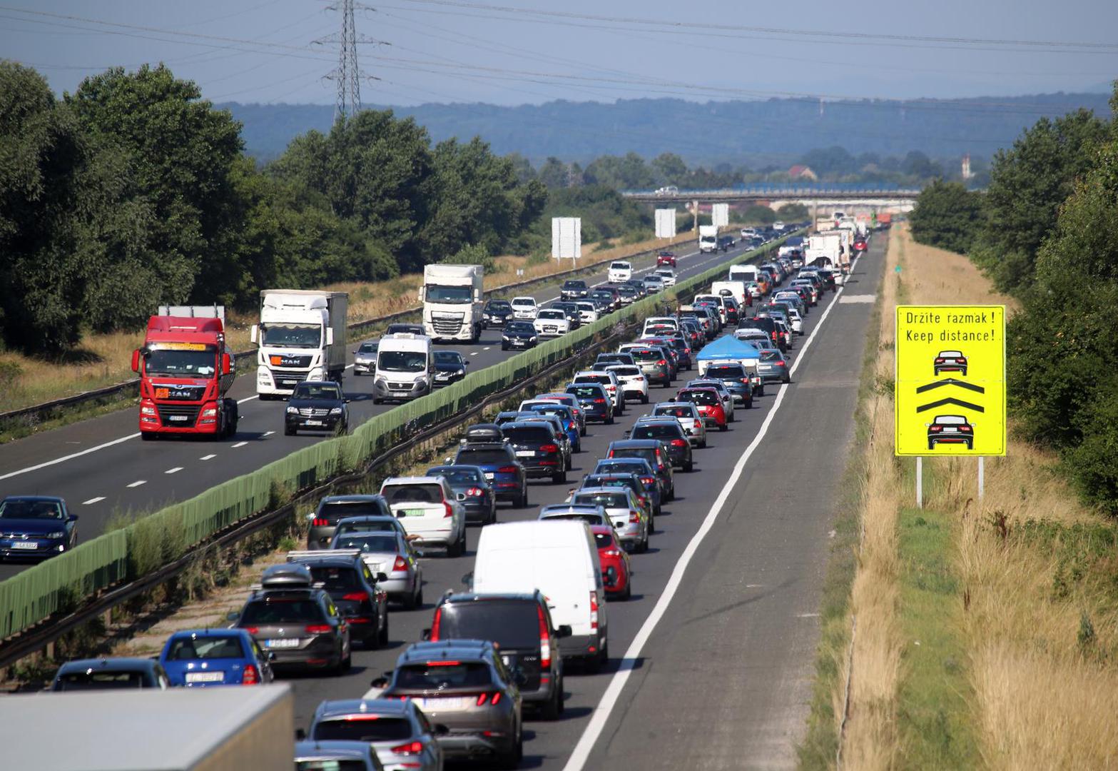 15.07.2023.,Zagreb - Udarni turisticki vikend u punom je jeku, guzve su na cestama od jutra.Guzva na zagrebackoj obilaznici u smjeru mora Photo: Zeljko Lukunic/PIXSELL