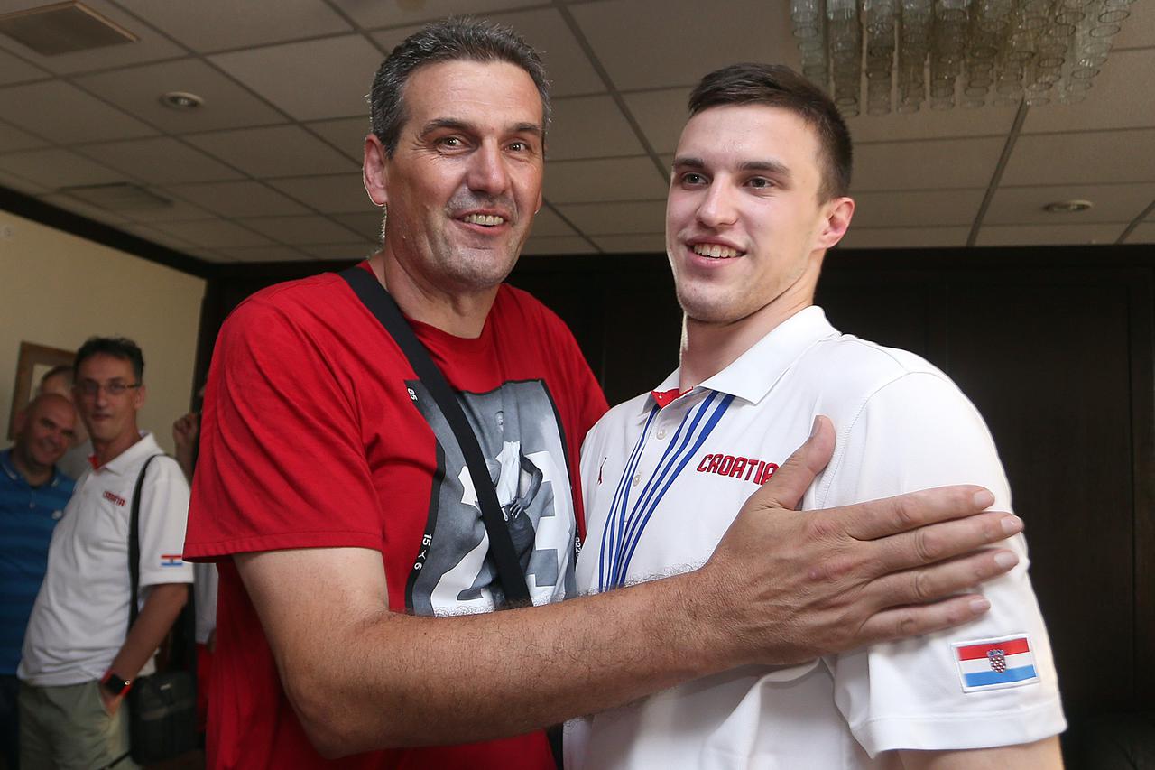 06.07.2015., Zagreb - Svecani docek kosarkasa do 19 godina koji su na svjetskom prvenstvu u Grckoj osvojili srebrnu medalju. Franjo Arapovic, Marko Arapovic.  Photo: Goran Stanzl/PIXSELL