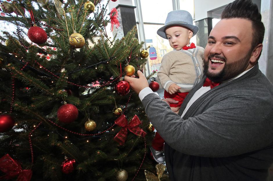 SPECIJAL EKRAN 20.12.2014., Zagreb - Jaques Houdek sa suprugom Brigitom te djecom Davidom i Sofijom.