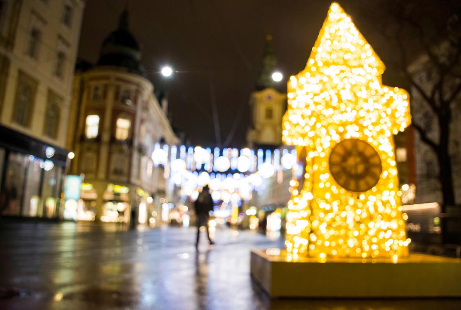 Prosinac je savršeno vrijeme za istraživanje čarobnih adventskih destinacija u našem susjedstvu. Donosimo pregled najatraktivnijih božićnih sajmova koji se nalaze na najviše tri sata vožnje od Zagreba, na kojima možete doživjeti jedinstvenu blagdansku atmosferu i pronaći savršene božićne poklone.