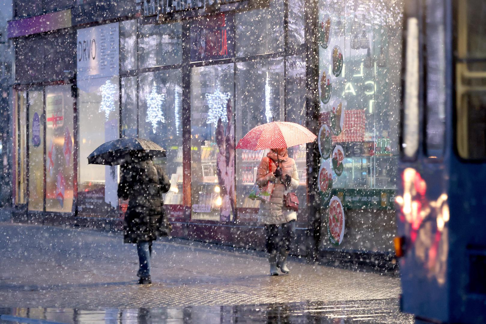 Kiša koja je tijekom noći počela padati, u Zagrebu se u petak ujutro pretvorila u snijeg