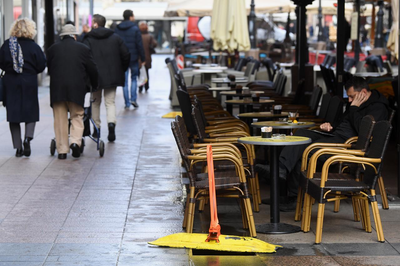 U centru grada nepoznati počinitelj ukrao 15 poklopaca za šahtove