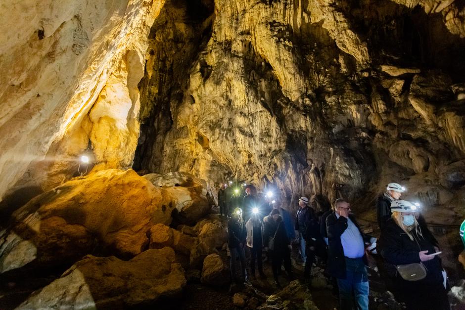 Obilazak i čišćenje izvora Grabovac u Perušiću povodom Svjetskog dana voda