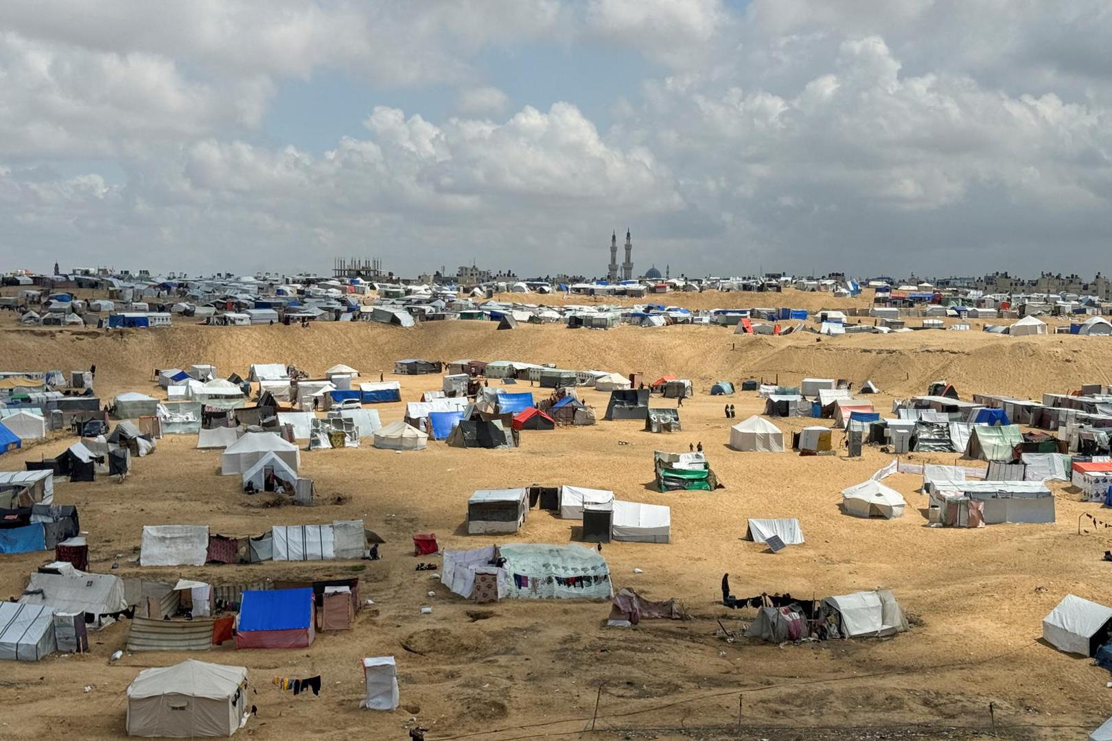 Palestinians, who fled their houses due to Israeli strikes, take shelter in a tent camp, amid the ongoing conflict between Israel and the Palestinian Islamist group Hamas, on the Muslim holiday of Eid al-Fitr, at the border with Egypt in Rafah, in the southern Gaza Strip, April 10, 2024. REUTERS/Mohammed Salem Photo: MOHAMMED SALEM/REUTERS