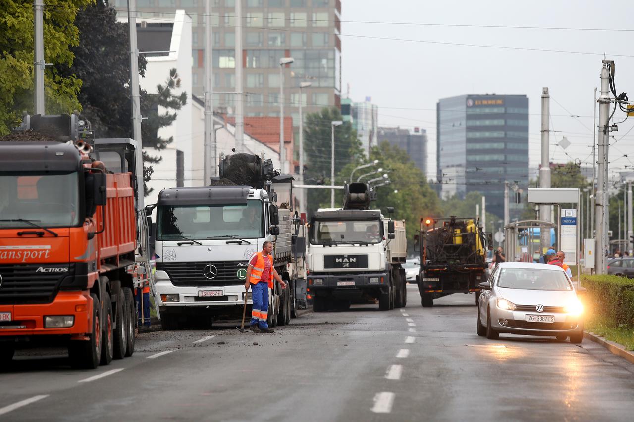 17.08.2015., Zagreb - Gradolnacelnik grada Zagreba Milan Bandic obisao je pocetak radova uredjenja sjevernog kolnika Ulice grada Vukovara, na dijelu od Avenije Marina Drzica do Ulice Hrvatske bratske zajednice. Photo: Igor Kralj/PIXSELL