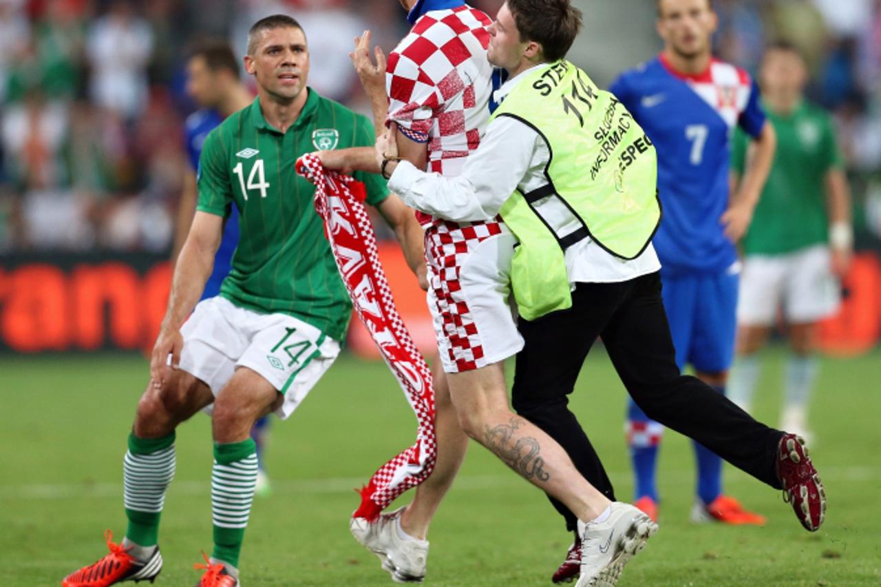 '10.06.2012., Poznanj, Poljska - Europsko nogometno prvenstvo Euro 2012. Skupina C, Hrvatska - Irska. Navijac utrcao na teren. Photo: Slavko Midzor/PIXSELL'