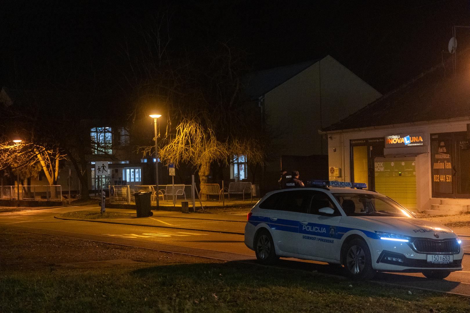 21.01.2024., Vukovar -  Policija je zatvorila ulicu Stjepana Filipovića u kojoj se nalazi Ekonomska skola, ispred koje je dojavljeno da se nalazio eksplozivni uredaj, policijski ocevid je u tijeku Photo: Borna Jaksic/PIXSELL