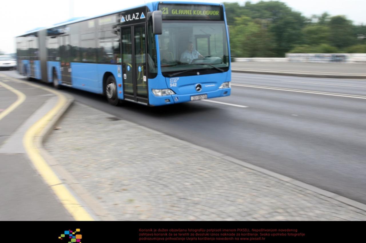 \'22.08.2009., Zagreb - ZET-ov autobus prolazi Mostom slobode.  Photo: Goran Jakus/24sat\'