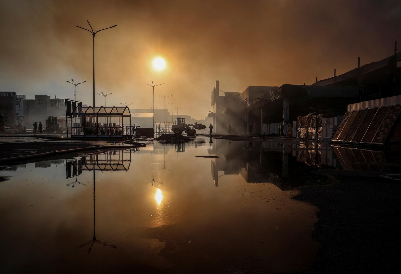 Firefighters work at a site of a household item shopping mall hit by a Russian air strike, amid Russia's attack on Ukraine, in Kharkiv, Ukraine May 25, 2024. REUTERS/Oleksandr Ratushniak Photo: OLEKSANDR RATUSHNIAK/REUTERS