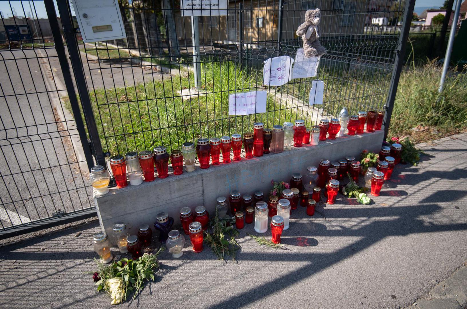 10.09.2023., Zagreb - Gradjani ostavljaju lampione na mjestu gdje je u petak kamion pregazio djevojcicu na Zitnjaku. Photo: Neva Zganec/PIXSELL