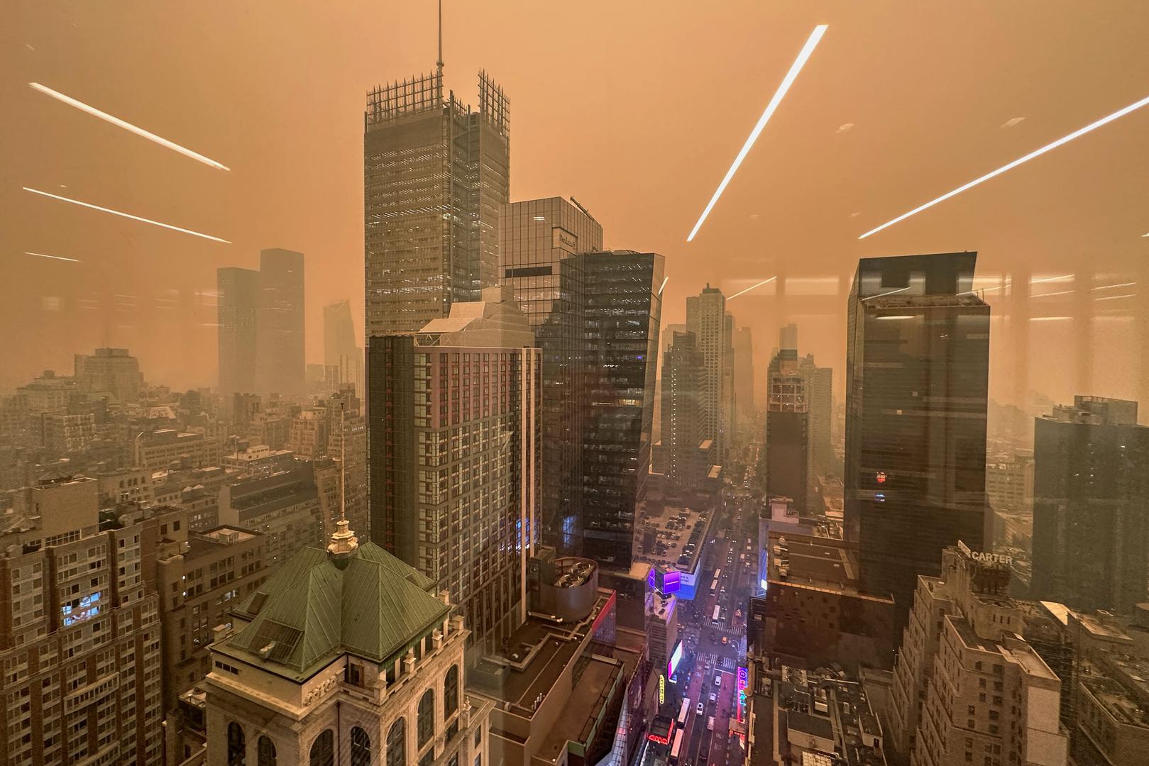 Light is reflected in the window of an office building in Times Square as Manhattan is shrouded in haze and smoke which drifted south from wildfires in Canada, in New York City, New York, U.S., June 7, 2023. REUTERS/Maye-E Wong Photo: MAYE-E WONG/REUTERS