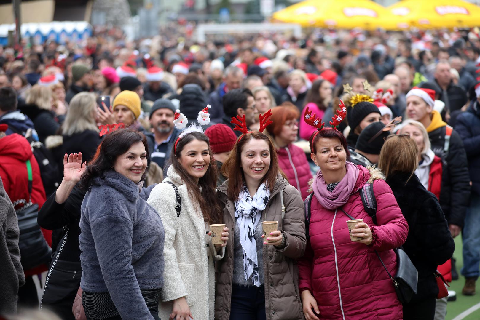 31.12.2022., Fuzine - Docek Nove godine u podne na igralistu pored brane  Photo: Goran Kovacic/PIXSELL