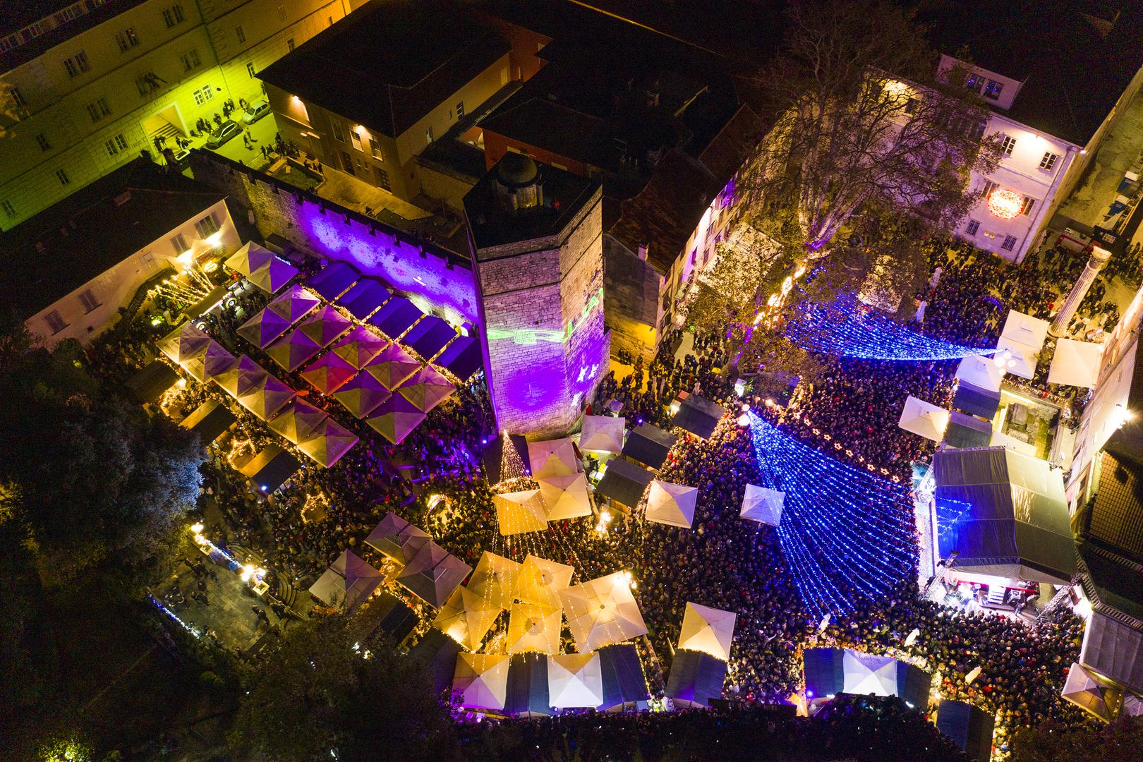 Raskošna scena adventskog trga u Zadru