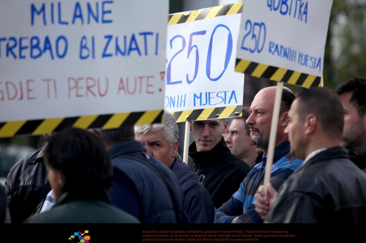 '04.04.2012., Zagreb - Pred Gradskim poglavarstvom prosvjedovali su danas clanovi sindikata vozaca koji traze smjenu Mije Bezera zbog navodnih nepravilnosti u dodjeli koncesija za taxi prijevoz. Photo