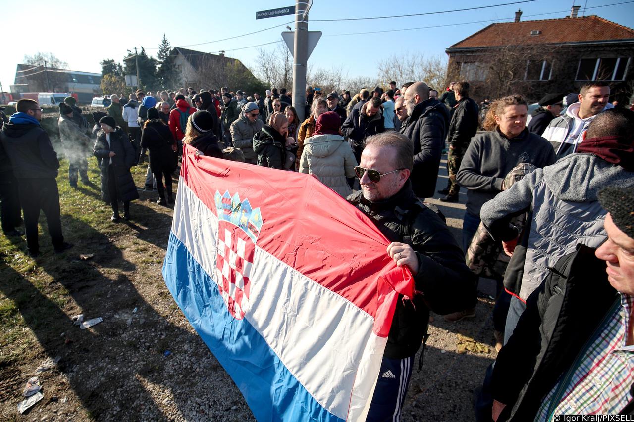 Okupljanje prosvjednika protiv covid mjera pred zatvorom u Remetincu.