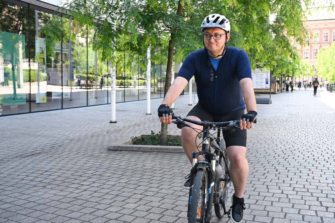 Zagreb: Bojan Glavašević stigao iz Bruxellesa biciklom i održao konferenciju za medije uoči izbora za Europski parlament