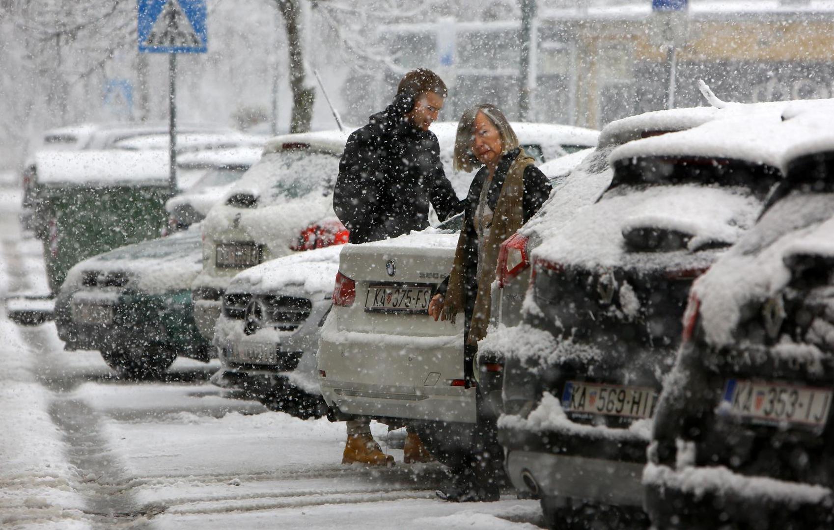 06.04.2021., Karlovac - Od ranih jutarnjih sati u Karlovcu pada gusti snijeg koji je brzo zabijelio prometnice i parkove. Photo: Kristina Stedul Fabac/PIXSELL