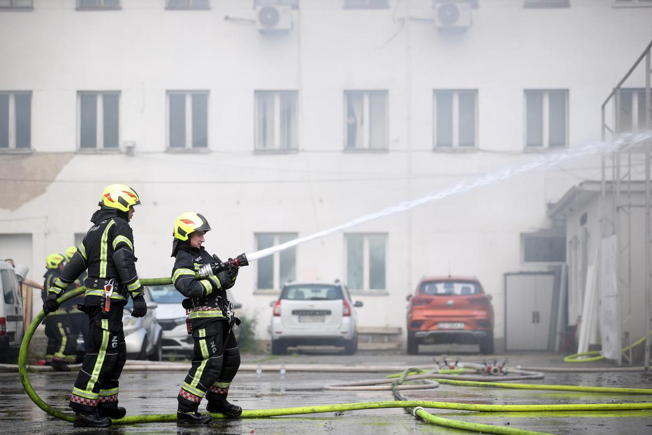 Zagreb: Gori objekt na Krugama, vatrogasci na terenu