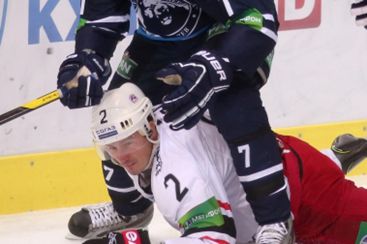 '30.09.2013., Dom sportova, Zagreb - 12. kolo KHL-a, kontinentalne hokejaske lige, KHL Medvescak - Avtomobilist Yekaterinburg. Charles Linglet (7), Sergey Gusev i Nikita Tryamkin (88). Photo: Igor Kra