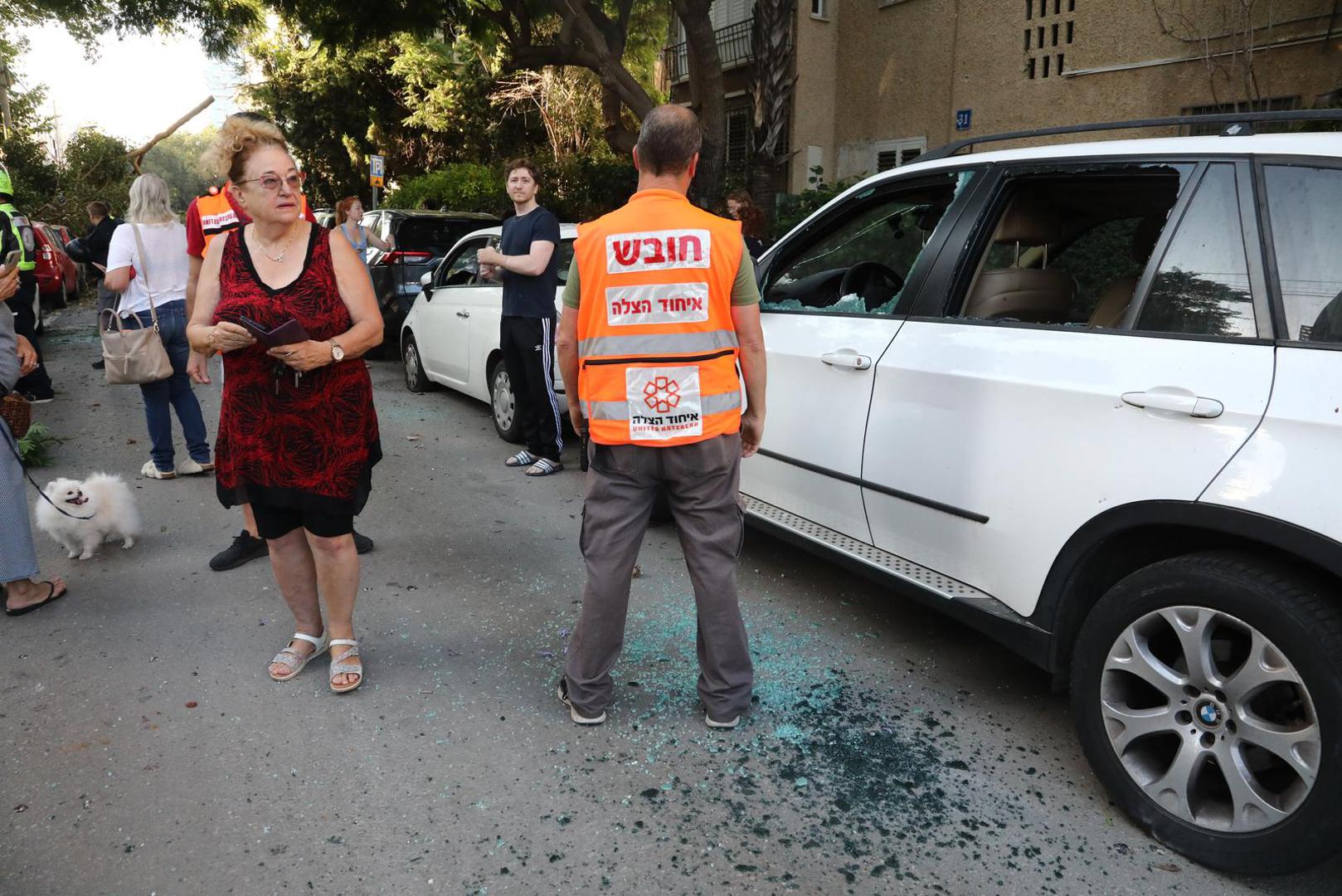 (231007) -- TEL AVIV, Oct. 7, 2023 (Xinhua) -- This photo taken on Oct. 7, 2023 shows a car damaged by a rocket in Tel Aviv, Israel. TO GO WITH "3rd LD: Massive rockets fired from Gaza into Israel, at least 22 Israelis killed" (Gideon Markowicz/JINI via Xinhua) Photo: Gideon Markowicz/JINI/XINHUA