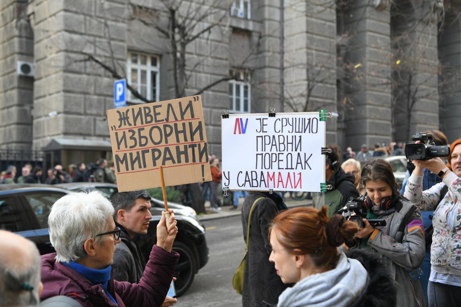 25, December, 2023, Belgrade -  A gathering of students began in front of the Ministry of State Administration and Local Self-Government, who announced traffic blockades at two locations in Belgrade due to alleged election theft. Photo: A.H./ATAImages

25, decembar, 2023, Beograd - Ispred Ministarstva drzavne uprave i lokalne samouprave pocelo je okupljanje studenata koji su najavili blokade saobracaja na dve lokacije u Beogradu zbog navodne izborne kradje. Photo: A.H./ATAImages