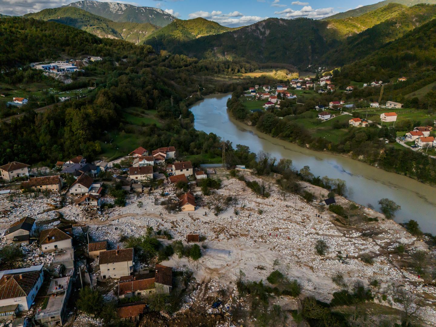 Ovu 'kamenu bujicu' aktivirale su nenormalne količine padalina od čak 320 litara po metru u jednome danu što je inače prosječan iznos padalina u četiri mjeseca. 