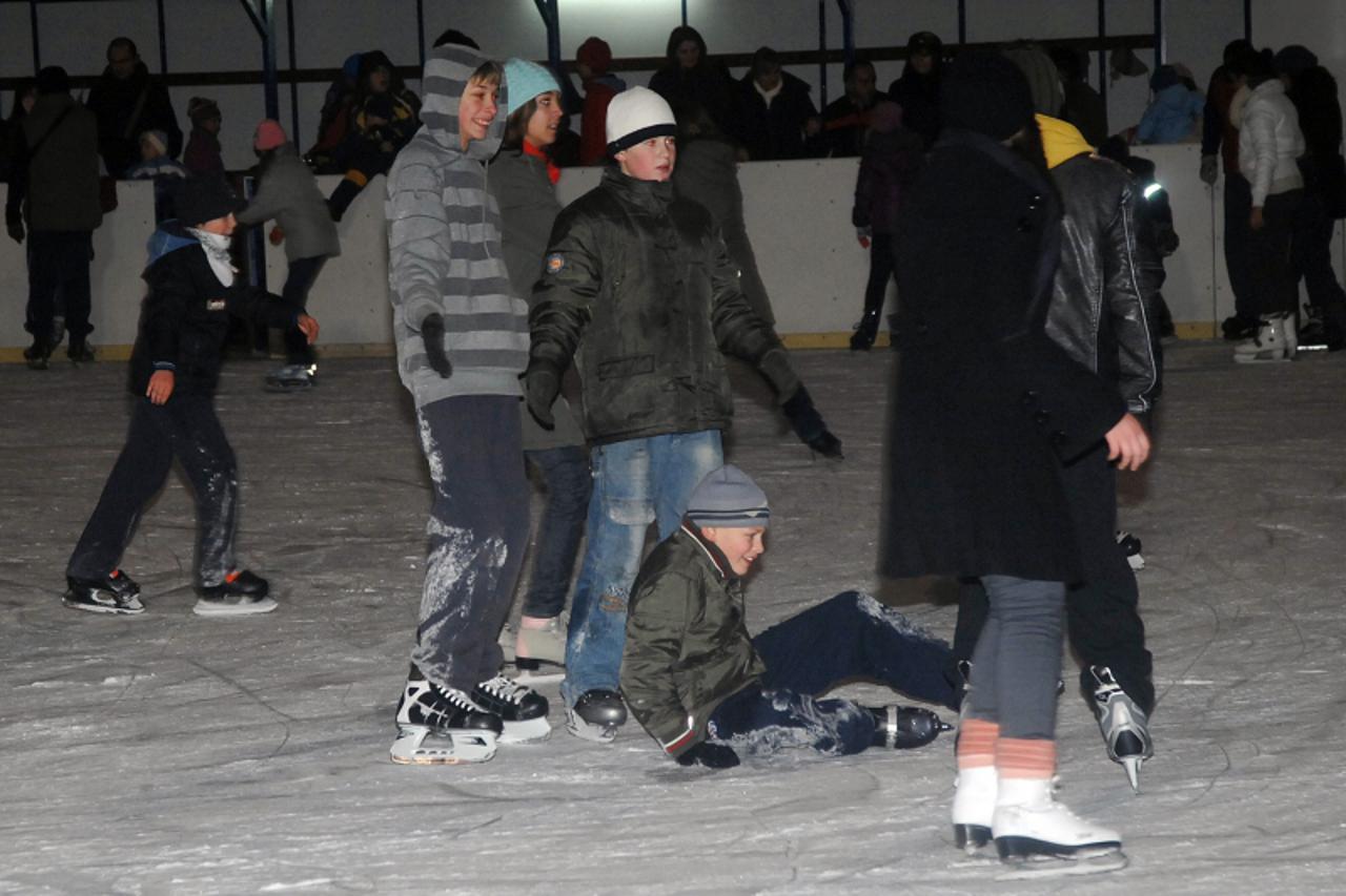 \'04.01.2011., Sisak - Klizaliste Zibel vec desetljecima omiljeno je okupljaliste Siscana svih generacija. Dnevno se njima koristi vise stotina ljubitelja klizanja,a oni koji nemaju klizaljke mogu ih 