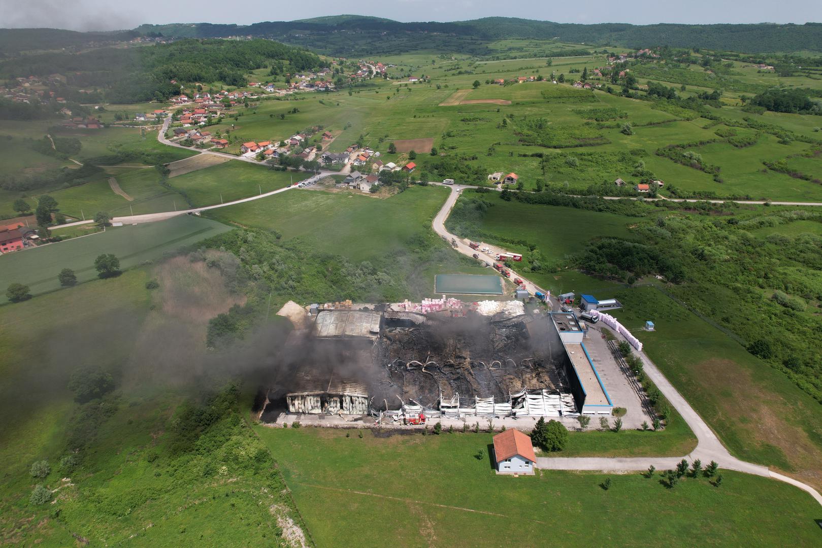 24.05.2022., Bihac, Bosna i Hercegovina - U tvornici stiropora "Austrotherm" u Turiji kod Bihaca rano jutros izbio je pozar. Velika vatra zahvatila je tvornicu, a crni dim se vidi kilometrima daleko. Policija obavlja ocevid, a pozar je trenutacno pod kontrolom vatrogasaca koji neprestano gase pozar. Photo: Dejan Rakita/PIXSELL