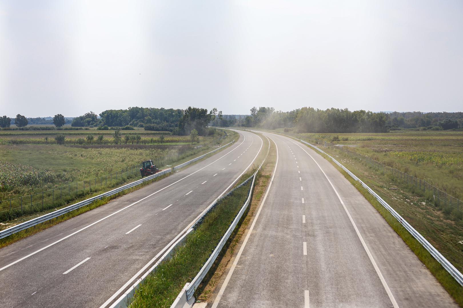 Dionica Lekenik - Čvor Sisak duljine 10,9 km ima dva odvojena kolnika s dva prometna traka i zaustavnim trakom na svakom kolniku.