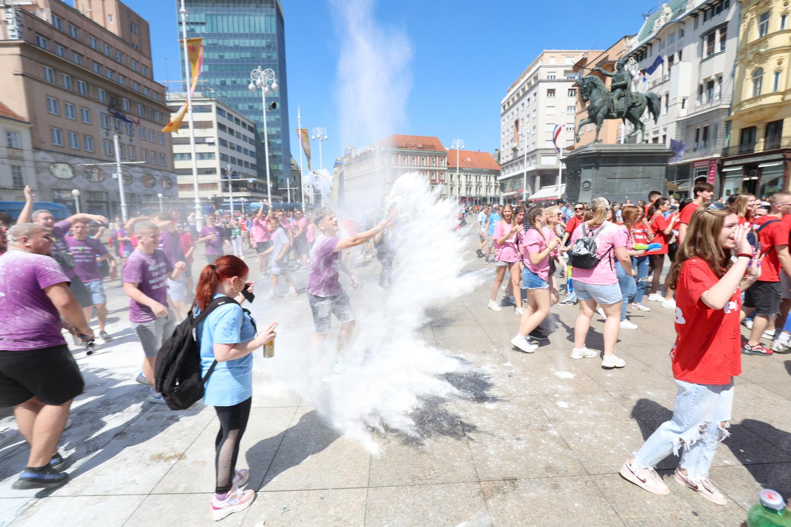 24.05.2024., Zagreb - Zagrebacki maturanti okupljaju se na Trgu bana Josipa Jelacica od kuda ce u povorci krenuti prema Bundeku gdje ce obiljeziti zavrsetak srednjoskolskog obrazovanja. Photo: Sanjin Strukic/PIXSELL