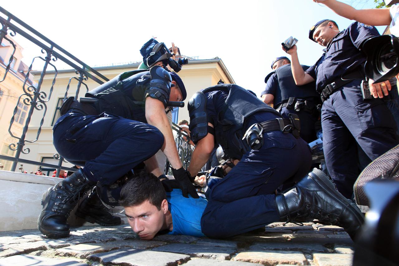 19.06.2012., Zagreb - Prosvjed radnika Diokija kulminirao u Radicevoj ulici gdje je specijalna policija privela Ivana Pernara koji je zelio uci na trg sv Marka. Photo: Robert Anic/PIXSELL