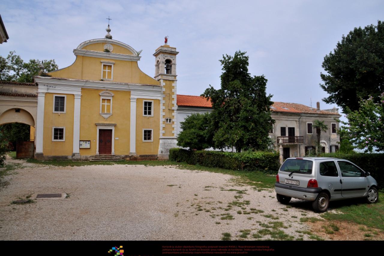 '30.07.2011., Porec - Posebna vatikanska komisija, u kojoj je bio i kardinal Bozanic, ponistila je odluku hrvatskog suda, na temelju kojeg je samostan Dajla i zemljiste pokraj Novigrada vraceno zupi D