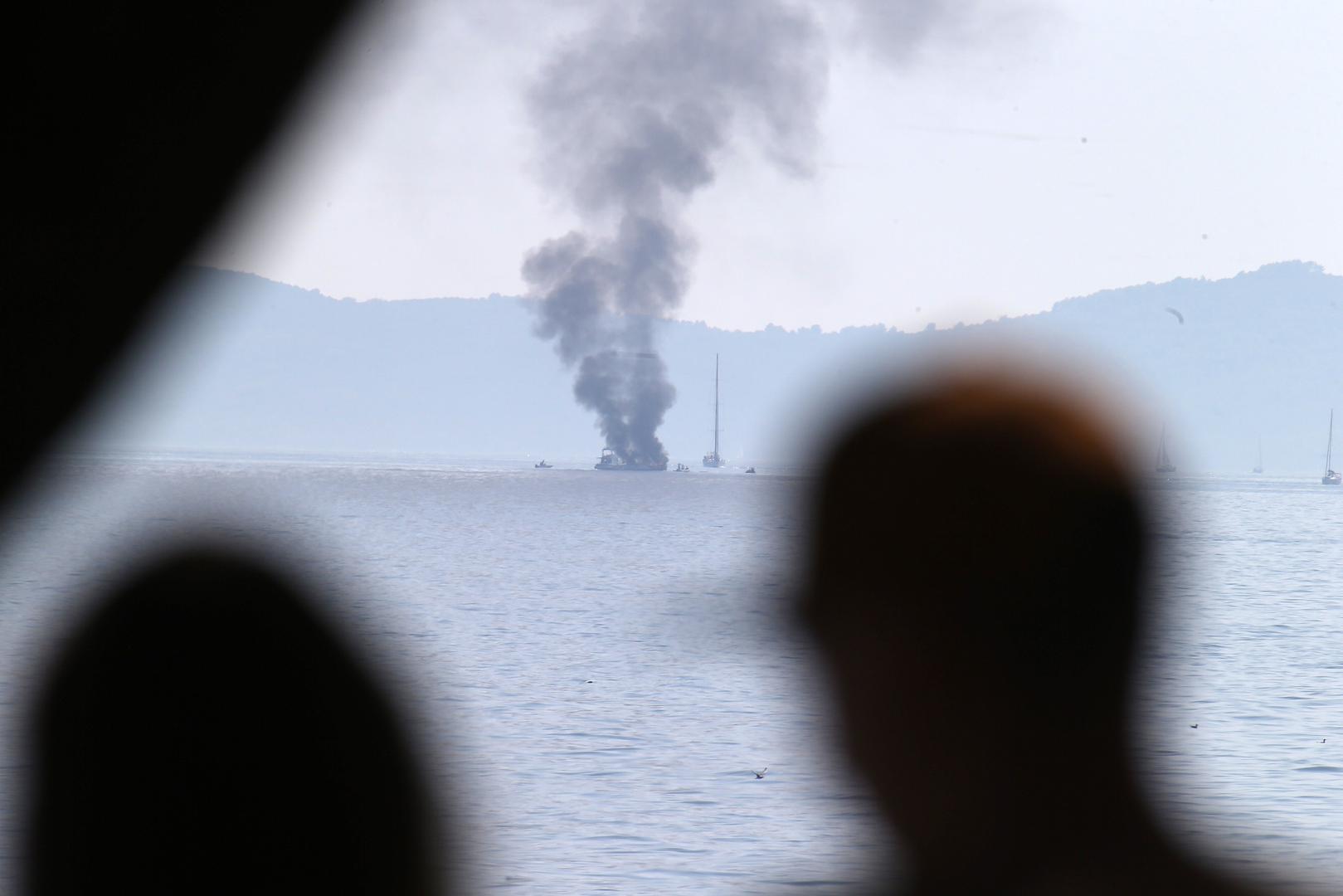  Požar na jedrilici su ugasili pripadnici Javne vatrogasne postrojbe (JVP) Split, te kaštelanski vatrogasci koji su na mjesto događaja stigli zajedno s djelatnicima lučke kapetanije. 